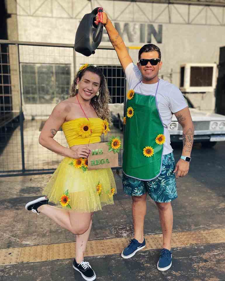 Fantasia de carnaval com plaquinha de flor e jardineiro