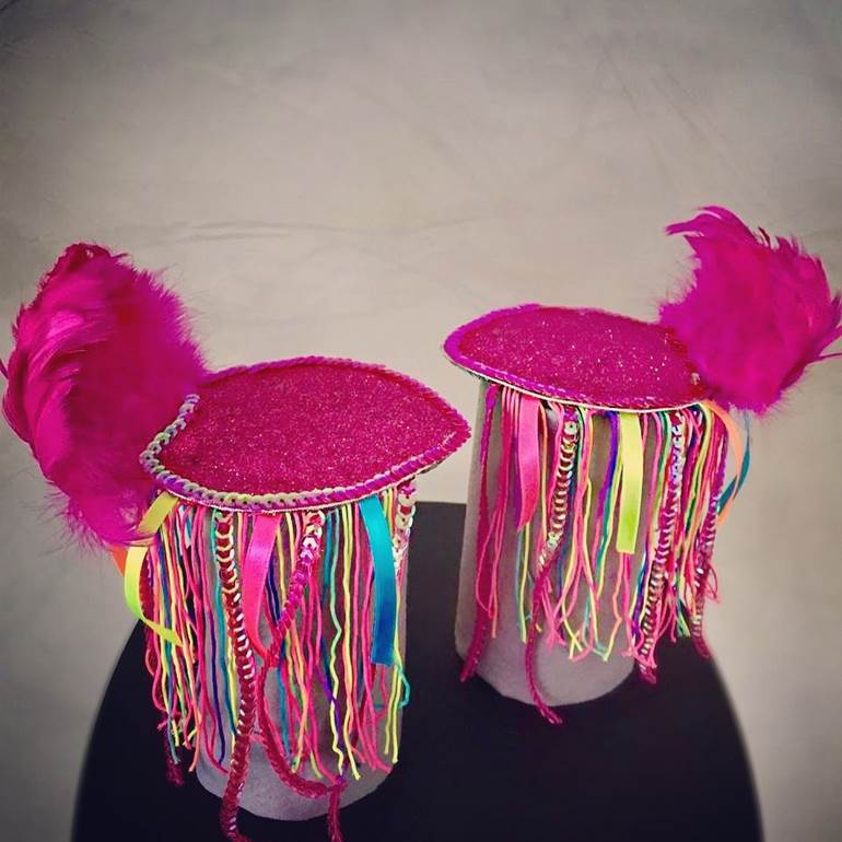 Ombreira rosa com fitas coloridas e pluma