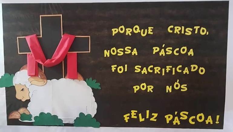 Painel com cruz e ovelha