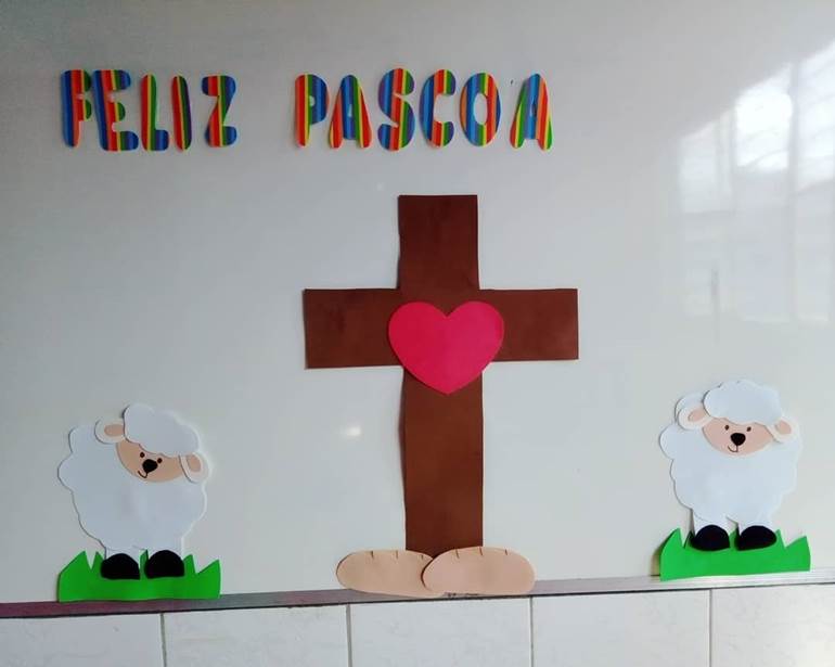 Painel em EVA com cruz na escola