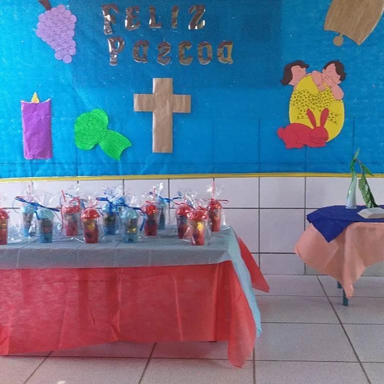 Painel azul em escola