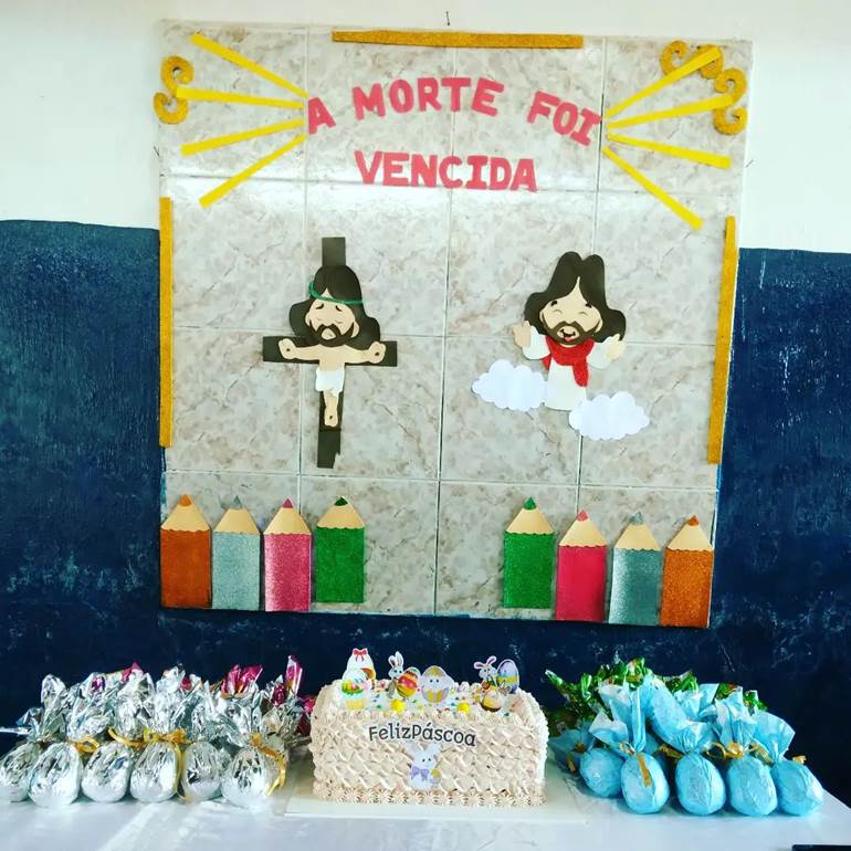 Painel religioso em escola