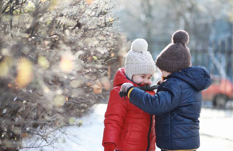 Crianças fazendo amizade na neve