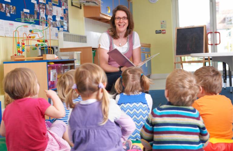 Crianças ouvindo história educação infantil