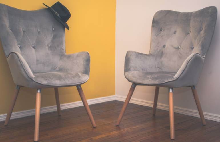 Sofá com tecido tipo camurça