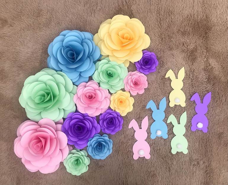 Painel com flores e coelhos