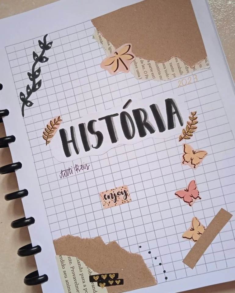 Lettering de história em caderno com borboletas