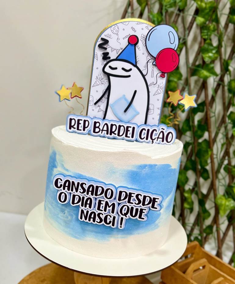 Bolo branco e azul com flork dormindo