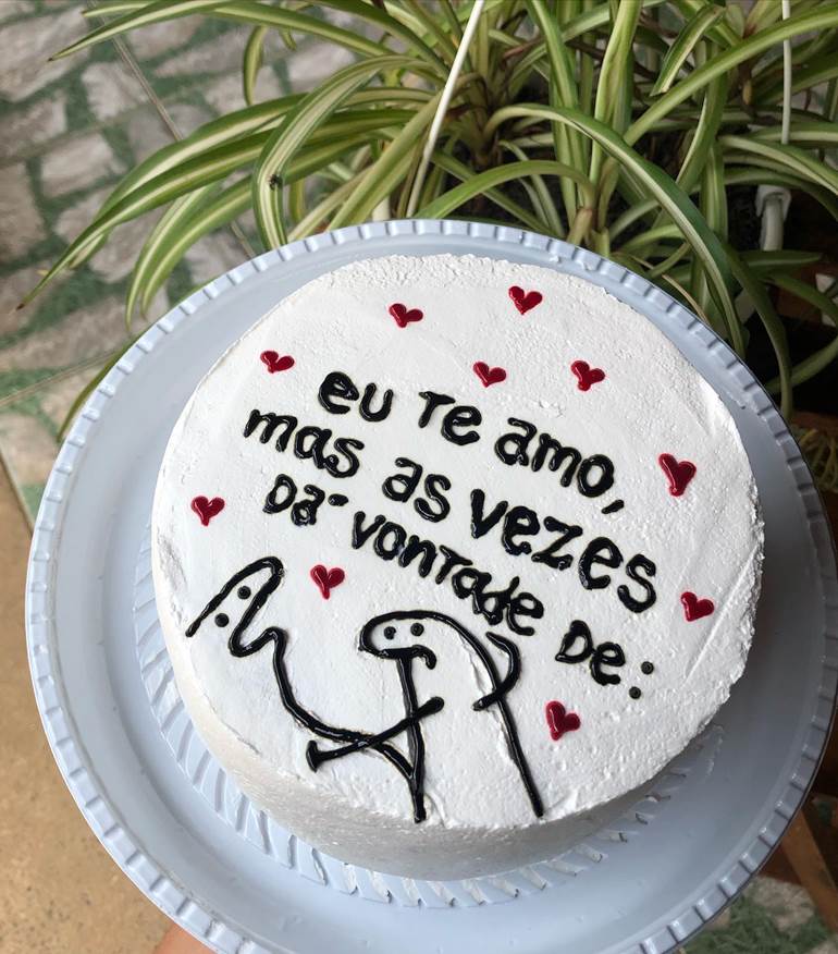 Bolo branco engraçado com corações