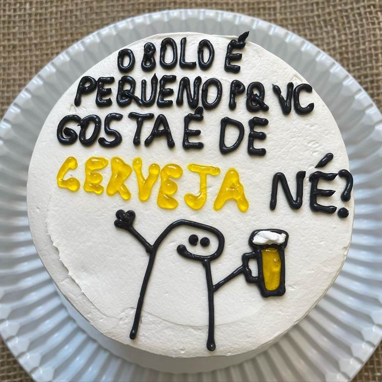 Bolo com flork segurando cerveja