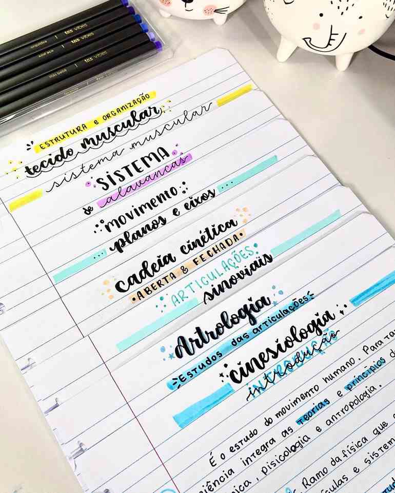 Caderno com títulos