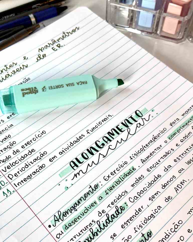 Caderno com matéria e marca texto verde