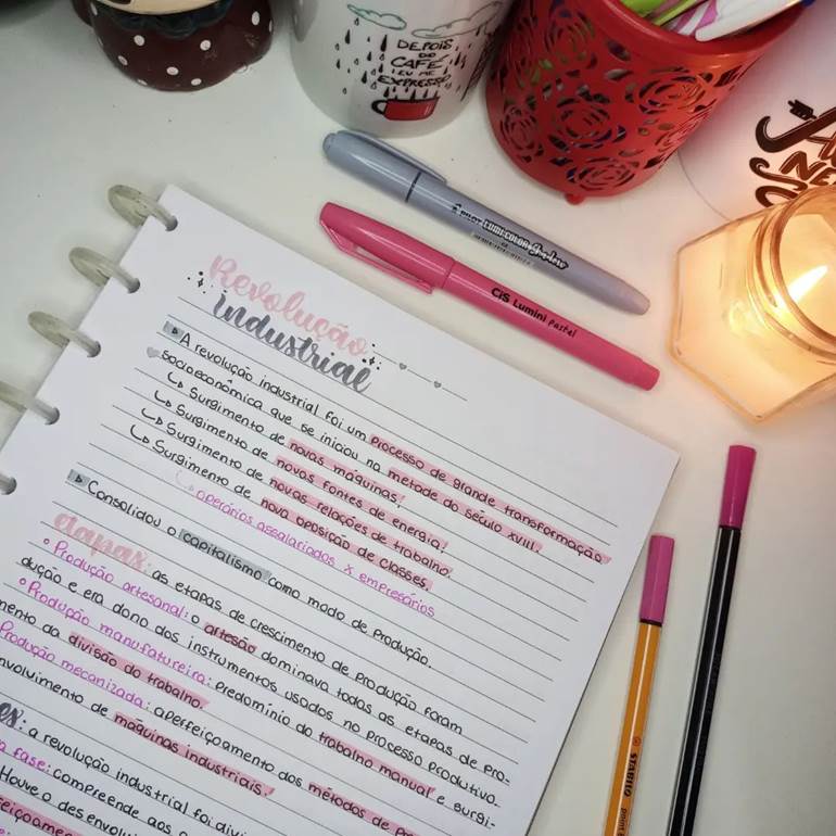 Caderno com marca texto rosa