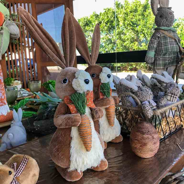 Decoração de loja com coelhos e cenouras
