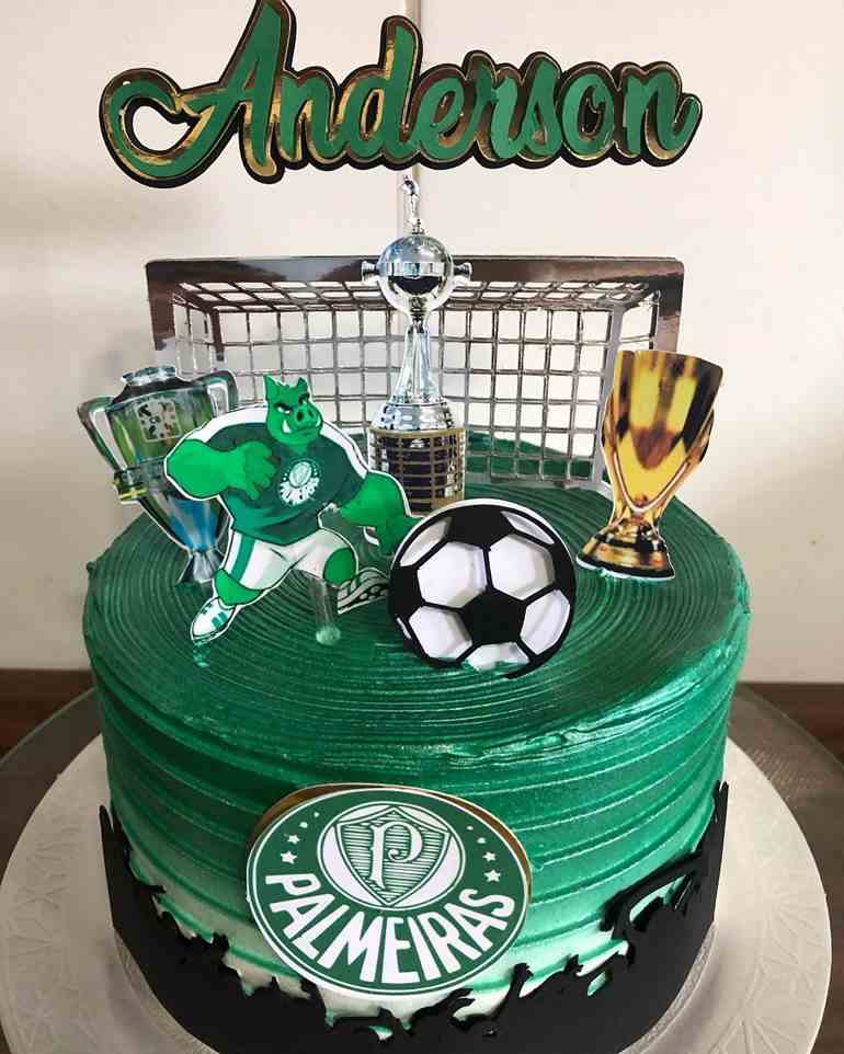 Bolo verde metálico com troféu