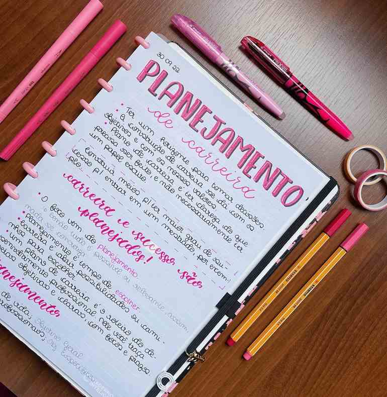 Caderno com letra rosa e preta