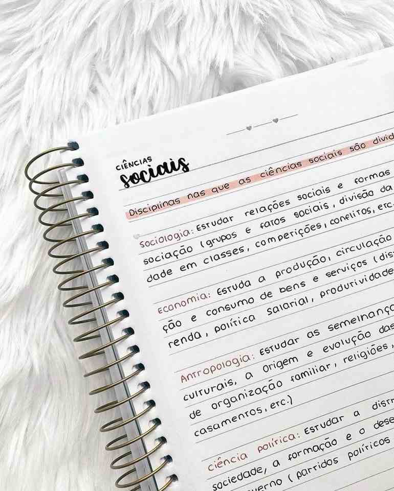Caderno com letra simples e bonita