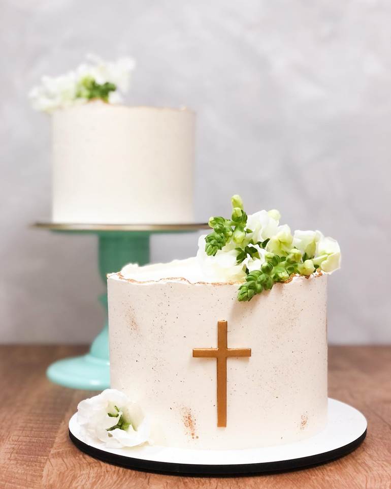 Bolo com cruz de chocolate e flor branca