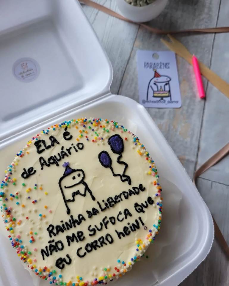 Bolo de flork com balões roxos