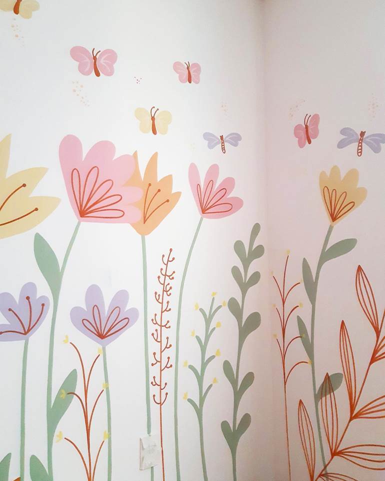 Flores com borboletas em parede de quarto