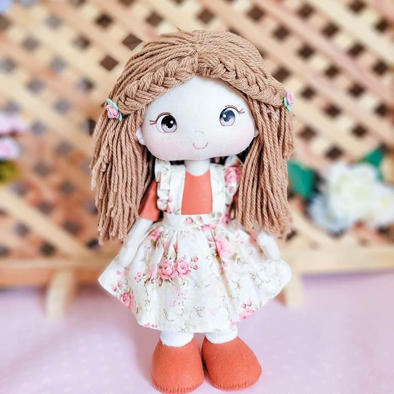 Boneca com cabelo de lã