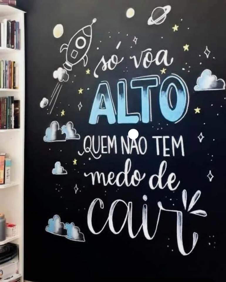 Mensagem com lettering na parede do quarto