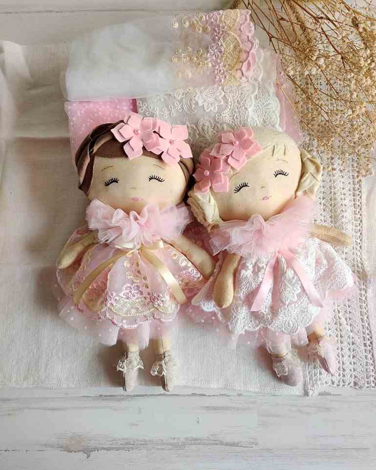 Bonecas com vestido rosa