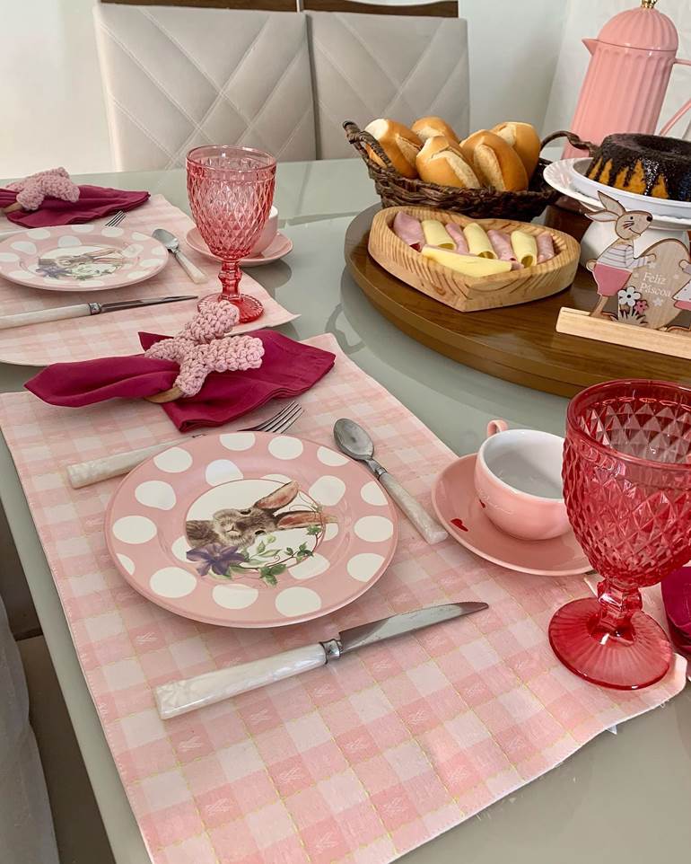 Mesa posta com prato rosa