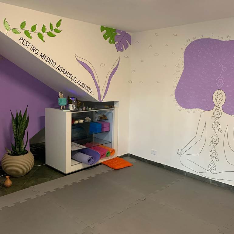 Arte de yoga na parede do quarto