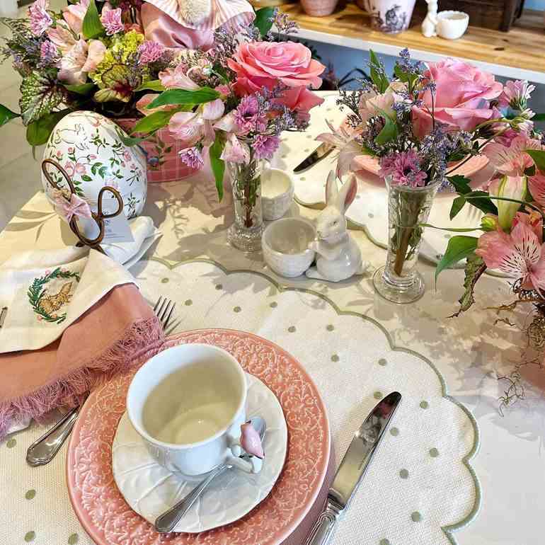 Mesa posta com coelho de porcelana