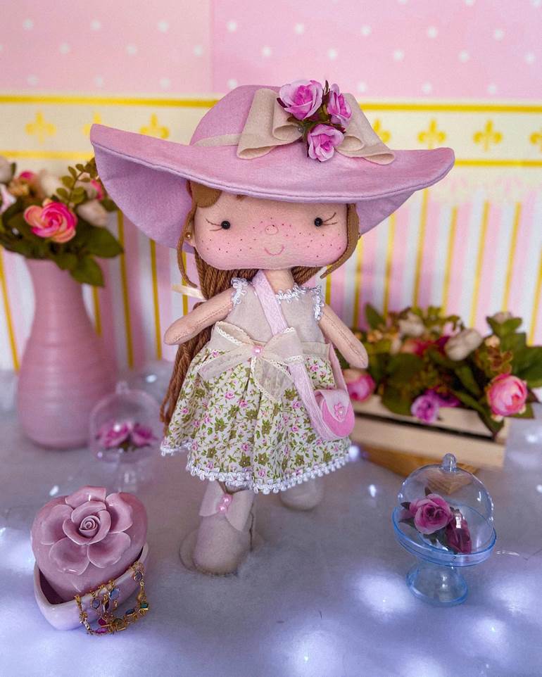 Boneca com chapéu lilás
