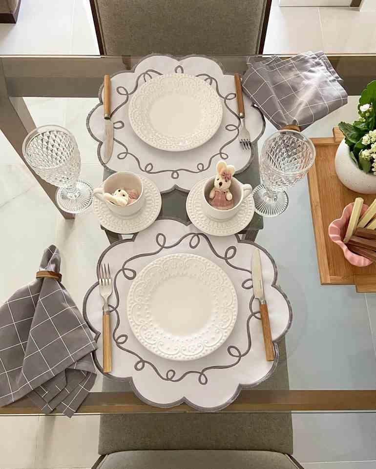 Mesa posta com pratos brancos
