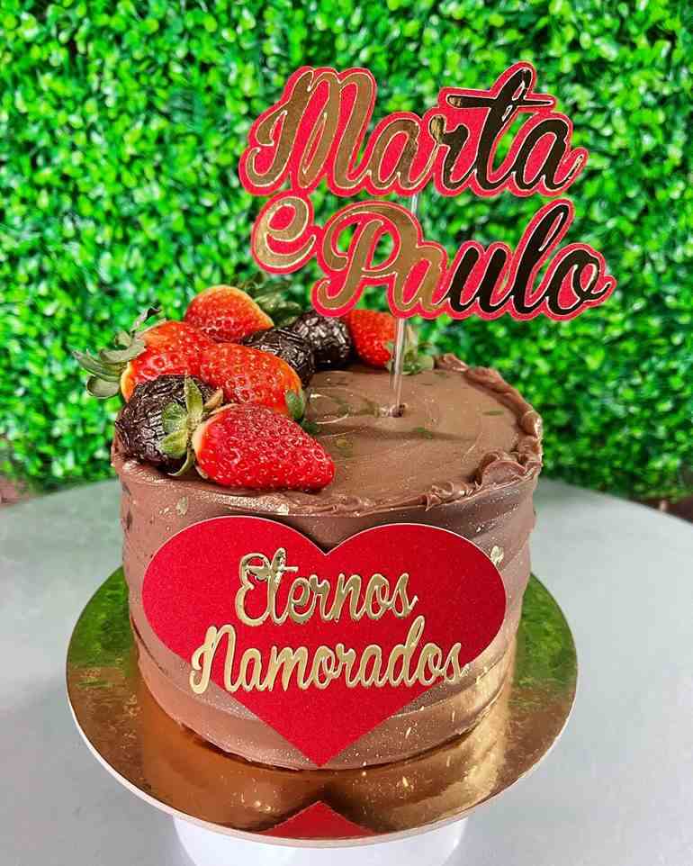 Bolo de chocolate com morangos