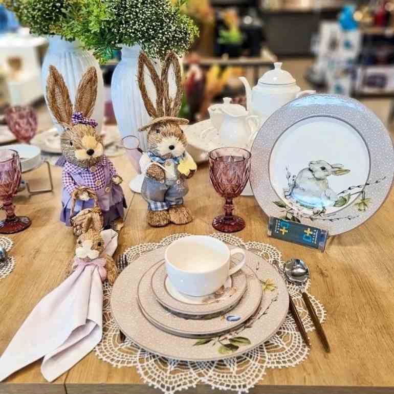 Mesa posta com casal de coelhos