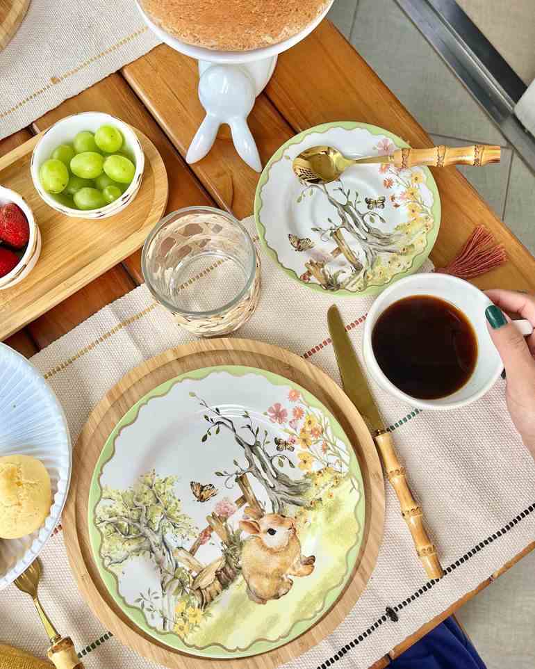Mesa posta com prato pintado e frutas