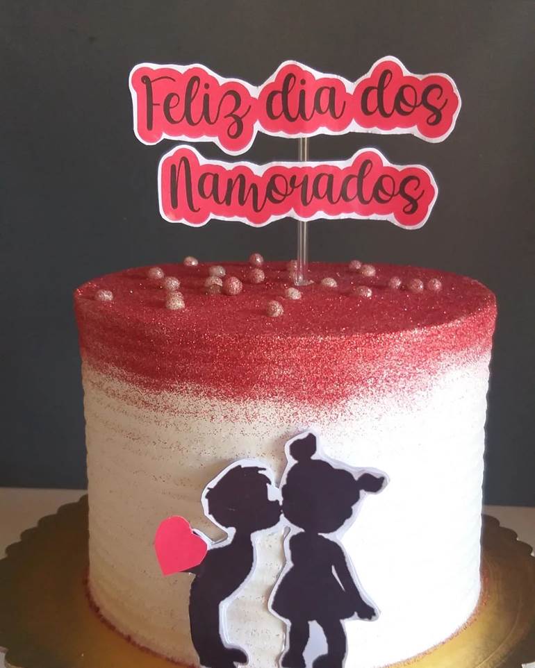 Bolo branco com glitter vermelho