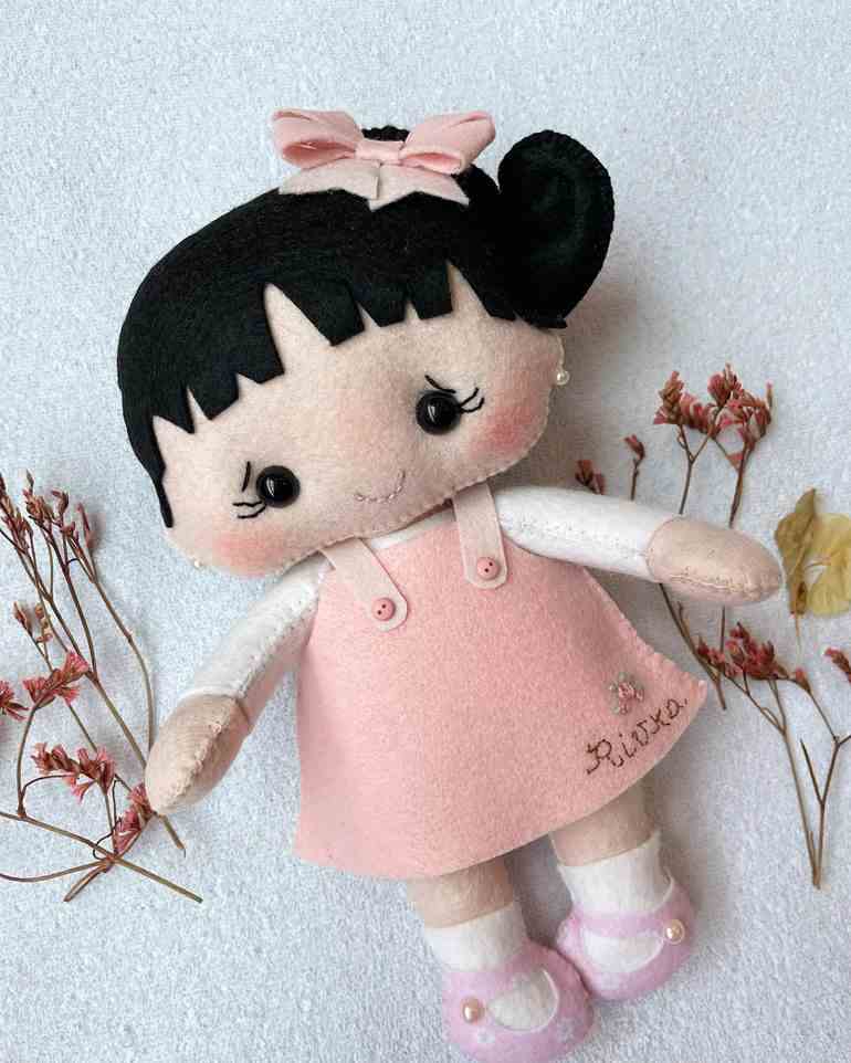 Boneca com vestido rosa bebê