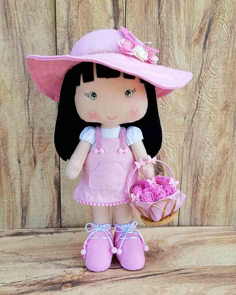 Boneca com chapéu rosa bebê