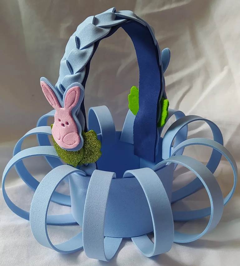 Lembrancinha de cesta azul de coelho