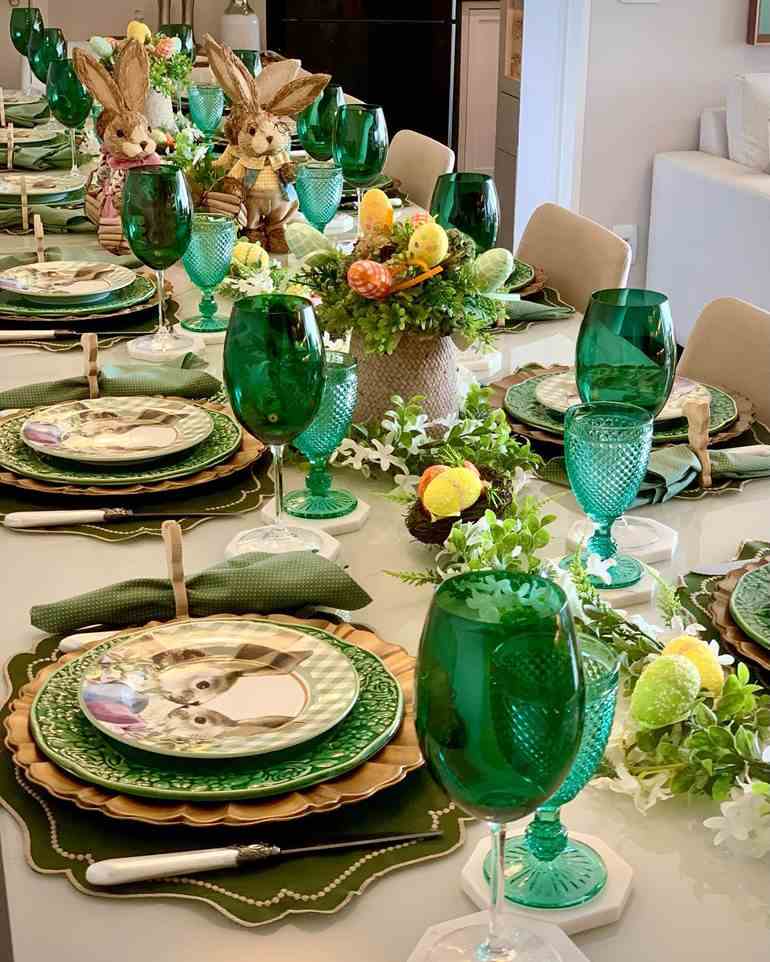 Mesa posta verde com pratos de coelhos