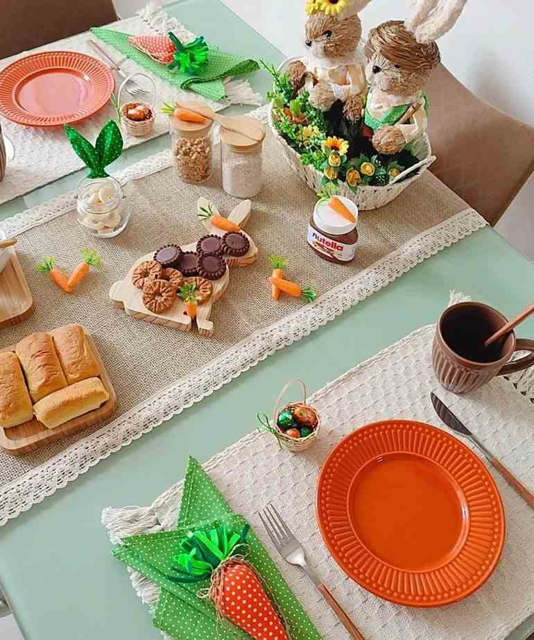 Mesa posta com biscoitos e coelhos