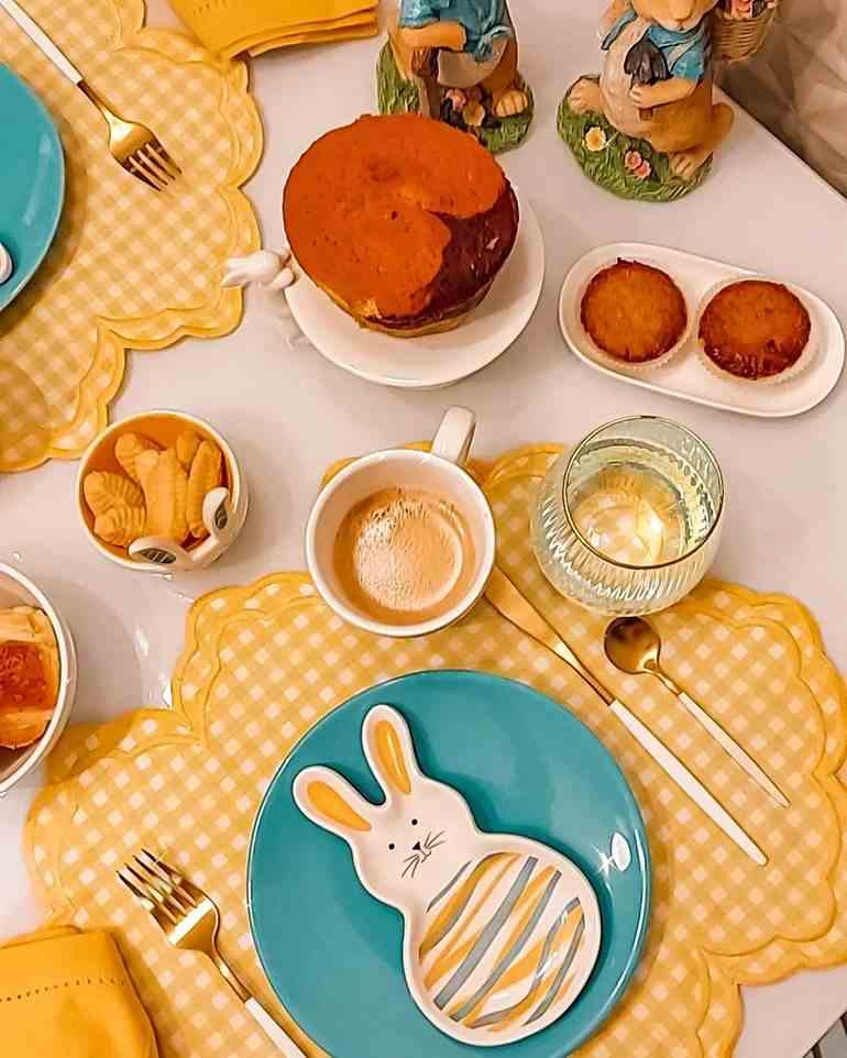 Mesa posta com prato azul com coelho
