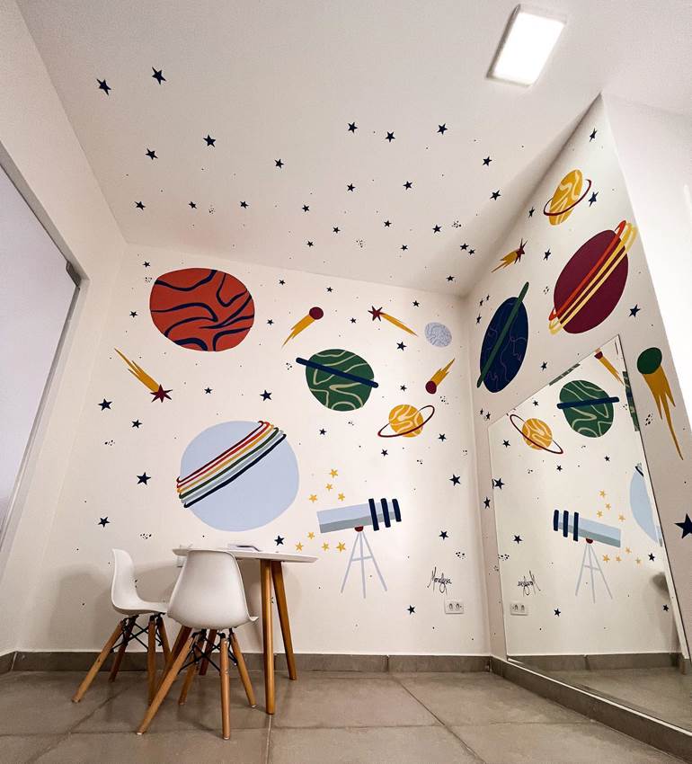 Planetas e estrelas em parede de quarto