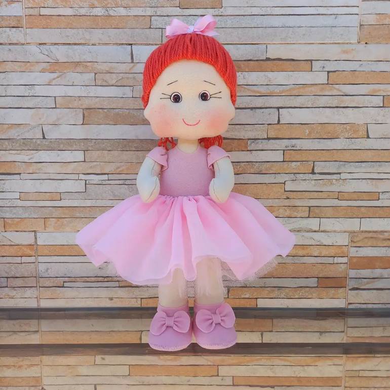 Boneca ruiva com vestido rosa bebê
