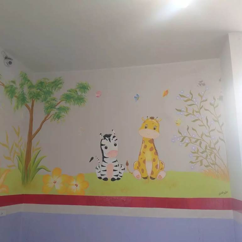 Animais e árvore em parede de quarto