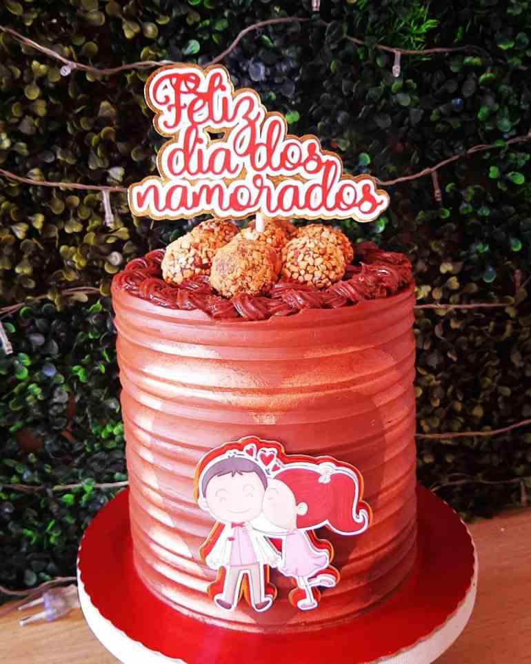 Bolo vermelho com brigadeiros