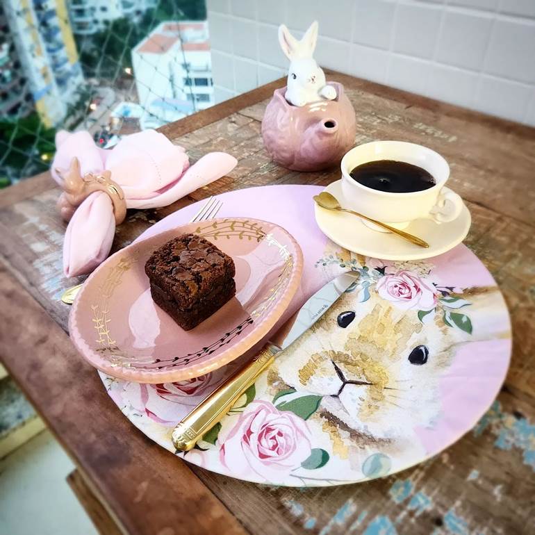 Mesa posta com brownie e coelho