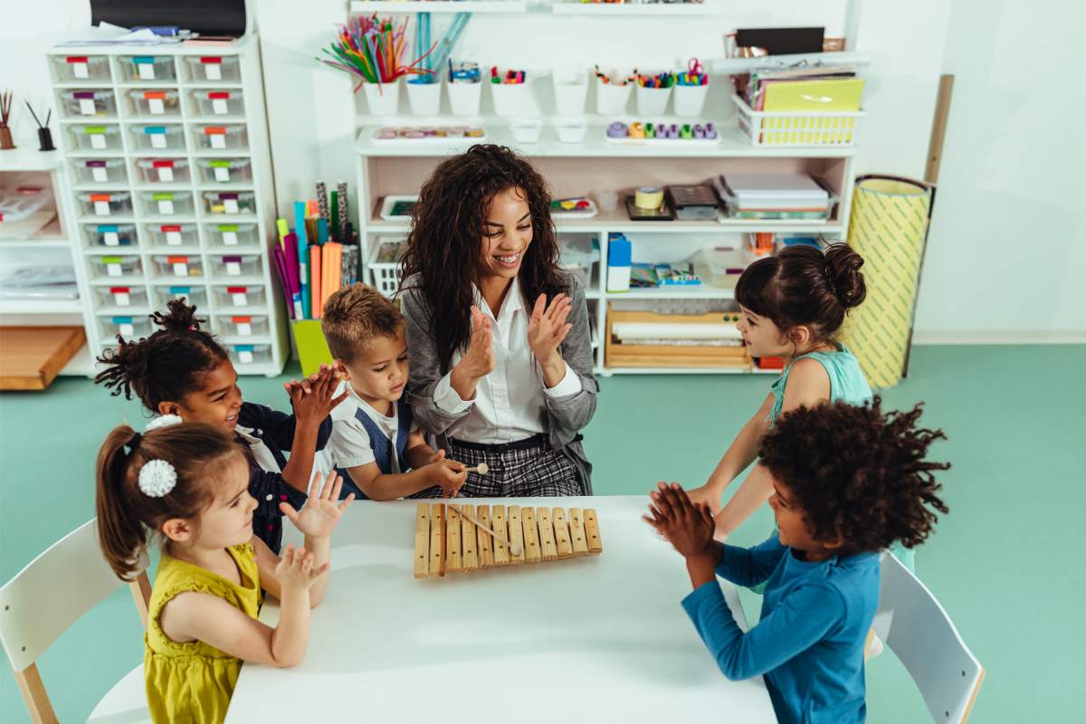 alunos da educação infantil batendo palmas