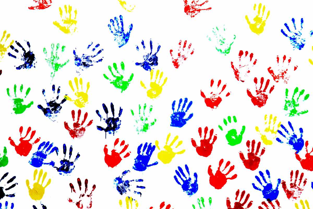 Mural com a palma da mao das crianças