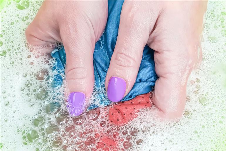 Como tirar tinta guache seca de roupa